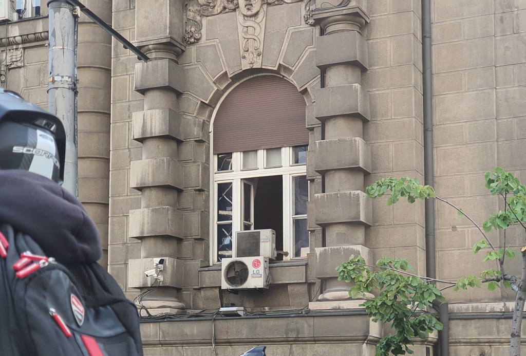 Где-то в правительственном квартале Белграда open.jpg